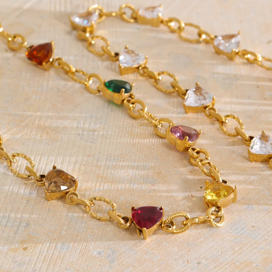 Carrie Necklace – textured gold chain with heart-shaped zircons. Multicolour or clear. Tarnish-free stainless steel, adjustable fit.