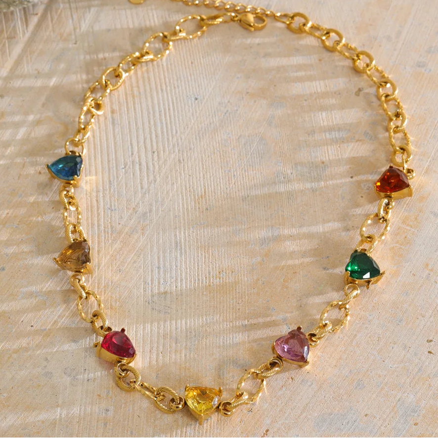 Carrie Necklace – textured gold chain with heart-shaped zircons. Multicolour or clear. Tarnish-free stainless steel, adjustable fit.