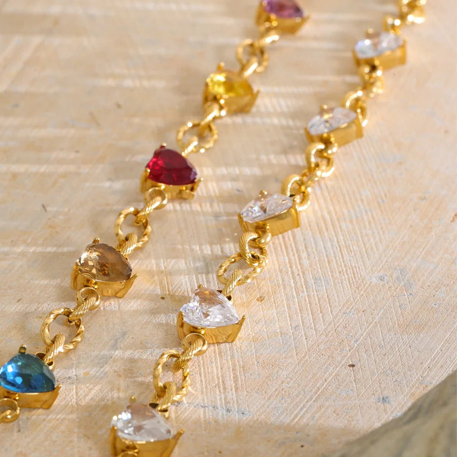 Carrie Necklace – textured gold chain with heart-shaped zircons. Multicolour or clear. Tarnish-free stainless steel, adjustable fit.