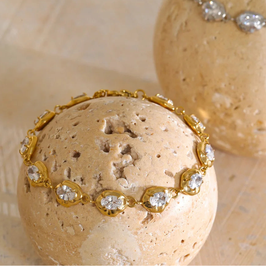 Shop the Eva Bracelet: sparkling oval zircon bracelet with a handcrafted look. Waterproof stainless steel, silver or 18k gold-tone.