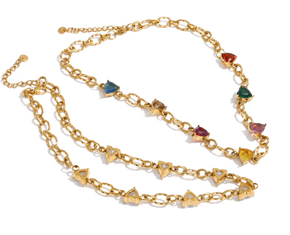 Carrie Necklace – textured gold chain with heart-shaped zircons. Multicolour or clear. Tarnish-free stainless steel, adjustable fit.